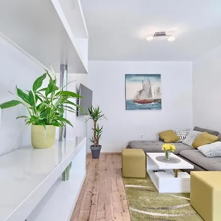 Apartment With A Swimming Pool Kastel Luksic, - 20582 Kastela