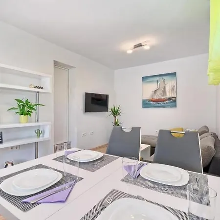 With A Swimming Pool Kastel Luksic, - 20582 Apartment *