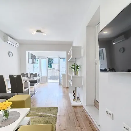 Apartment With A Swimming Pool Kastel Luksic, - 20582 *