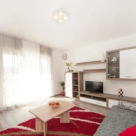 Apartment With A Swimming Pool Kastel Luksic, - 20582 *