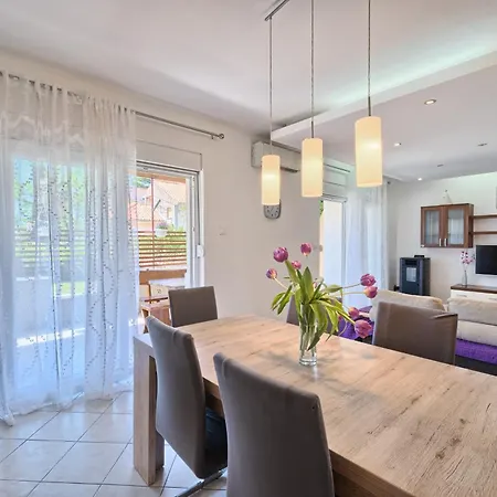 With A Swimming Pool Kastel Luksic, - 20582 Apartment