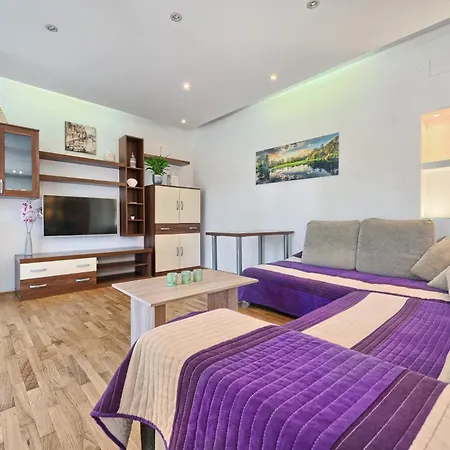 Apartment With A Swimming Pool Kastel Luksic, - 20582 Kastela