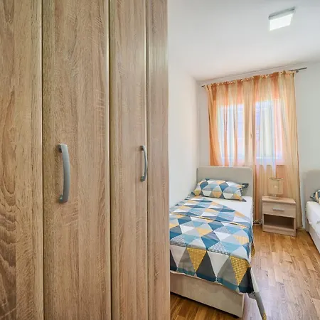 Apartment With A Swimming Pool Kastel Luksic, - 20582 *