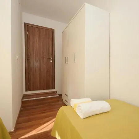 公寓 With A Swimming Pool Kastel Luksic, - 20582