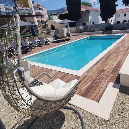 Apartmán Family-friendly With Swimming Pool Kastel Luksic, - 20582 *