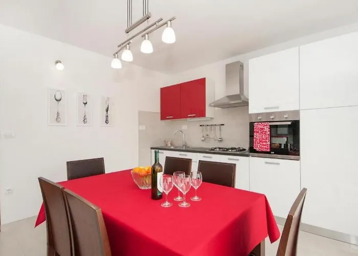 Family-friendly With Swimming Pool Kastel Luksic, - 20582 Apartmán Kaštela