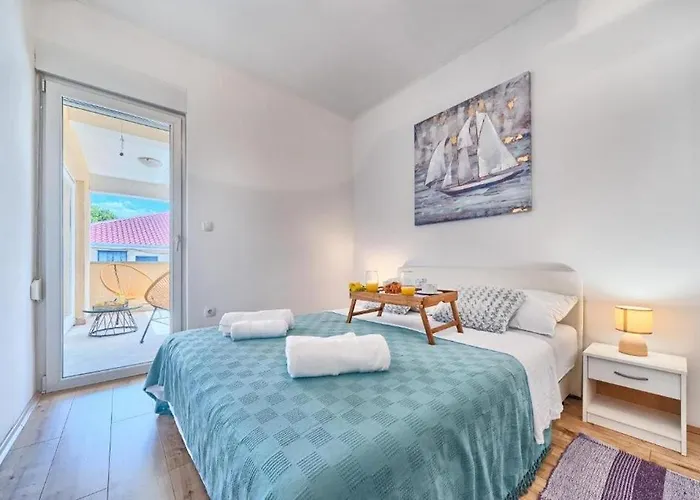 Family-friendly With Swimming Pool Kastel Luksic, - 20582 Apartmán