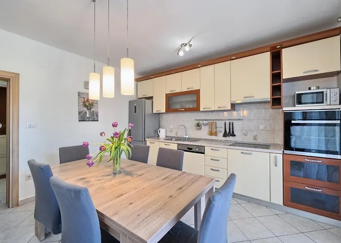 Apartmán Family-friendly With Swimming Pool Kastel Luksic, - 20582 *