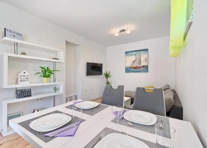 Family-friendly With Swimming Pool Kastel Luksic, - 20582 Apartmán *